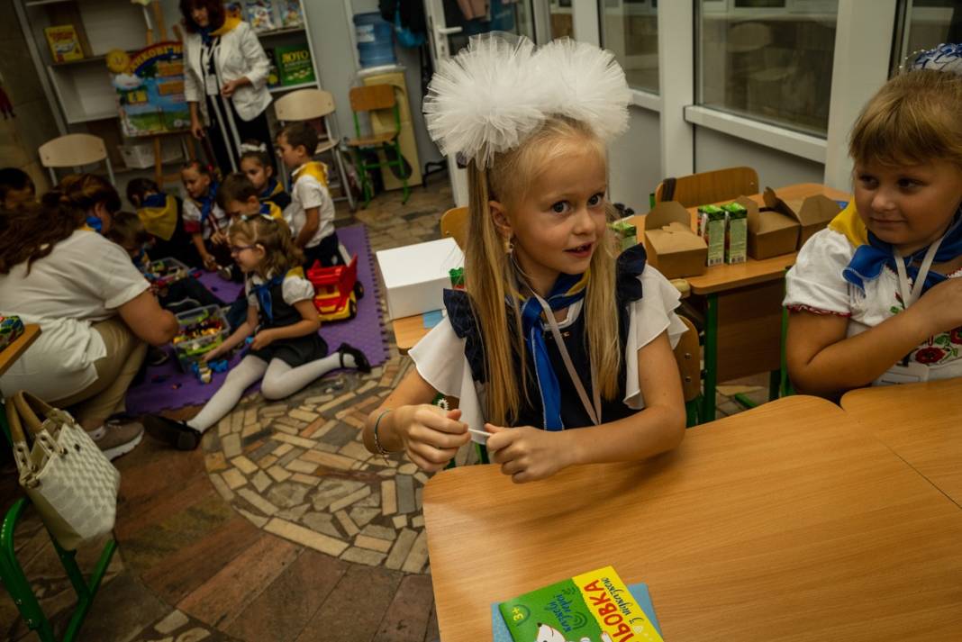 Füze saldırılarının gölgesinde yeni eğitim yılı: Ukrayna'da ilk ders zili metroda çaldı 7